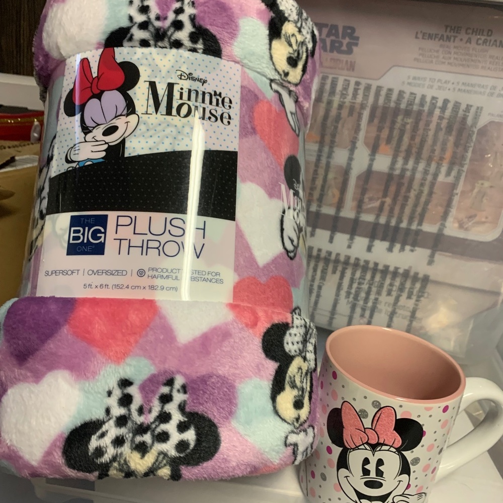 Minnie Mouse blanket and mug